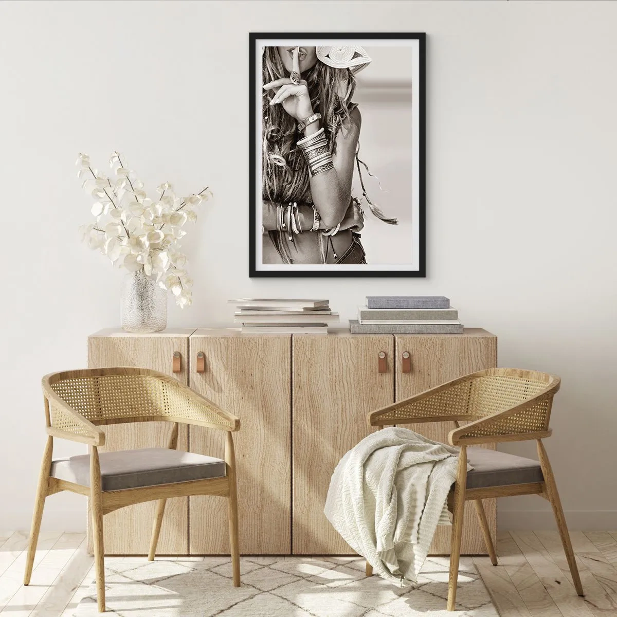 Pôster com moldura preta - Mulher estilosa com joias fazendo um gesto de silêncio - 50x70cm - Como uma menina - Decoração de parede moderna para a sala de estar e quarto ARTTOR