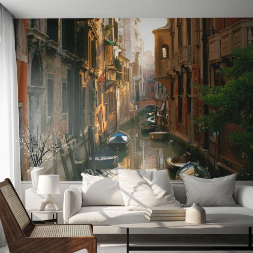Papel de Parede Standard Eco - Um canal estreito em Veneza com barcos e edifícios históricos - 100x70cm - Em um beco veneziano - Decoração de parede moderna para a sala de estar e quarto ARTTOR