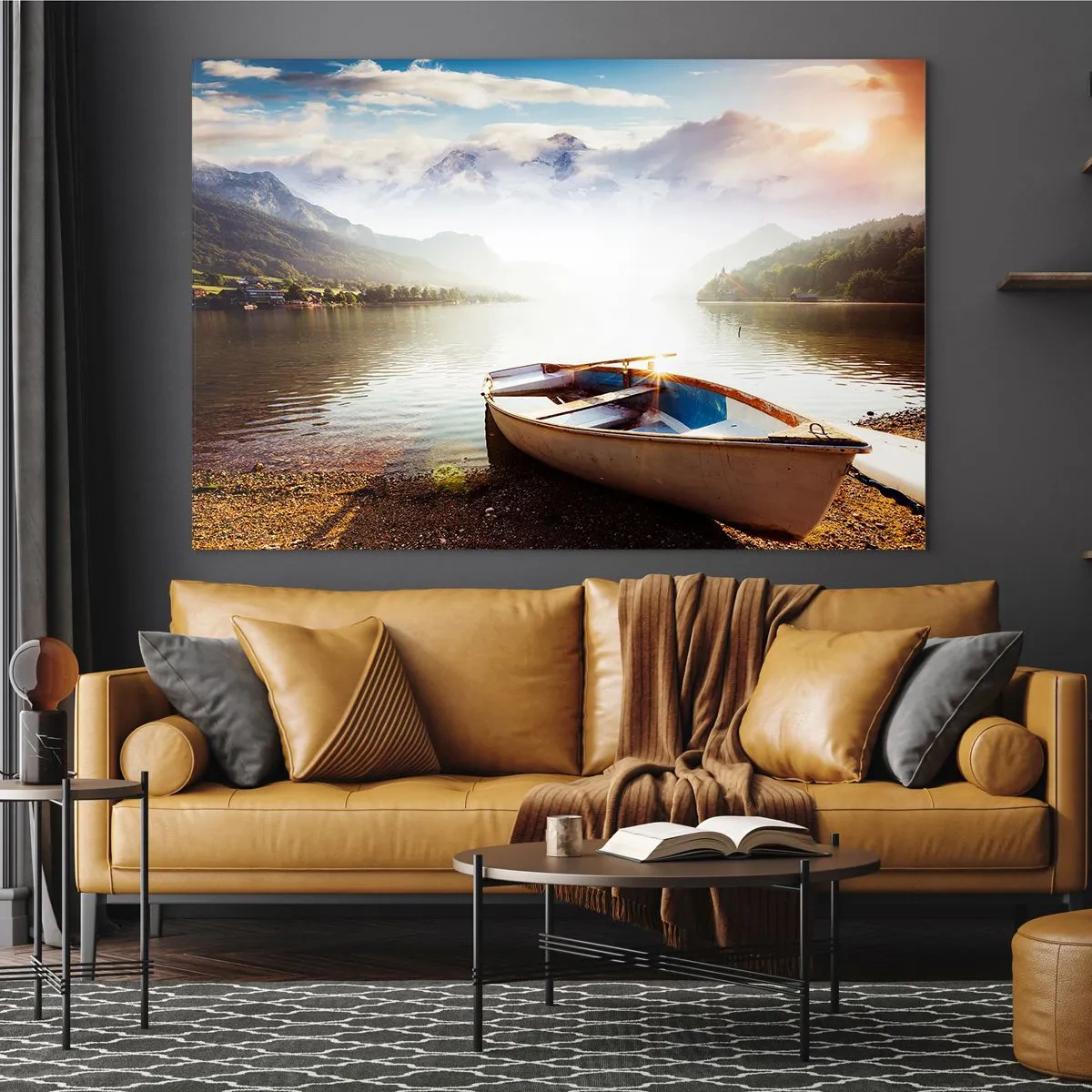 Quadro em vidro - Um barco em um lago cercado por montanhas ao nascer do sol - 70x50cm - Sobre águas grandes e límpidas - Decoração de parede moderna para a sala de estar e quarto ARTTOR