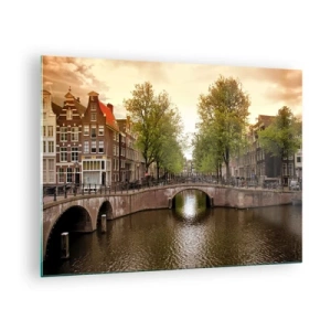 Quadro em vidro - Um canal e uma ponte cercados por casas de temporada em Amsterdã - 70x50cm - De barco ou bicicleta? - Decoração de parede moderna para a sala de estar e quarto ARTTOR