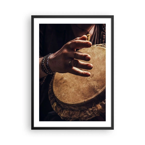 Pôster com moldura preta - Uma mão tocando um tambor sob luz quente - 50x70cm - No ritmo do coração - Decoração de parede moderna para a sala de estar e quarto ARTTOR