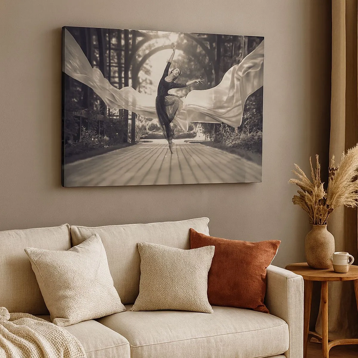 Quadro em tela - Uma dançarina com um vestido esvoaçante executa um salto tendo como pano de fundo um jardim preto e branco. - 70x50cm - A dança do espírito do jardim - Decoração de parede moderna para a sala de estar e quarto ARTTOR