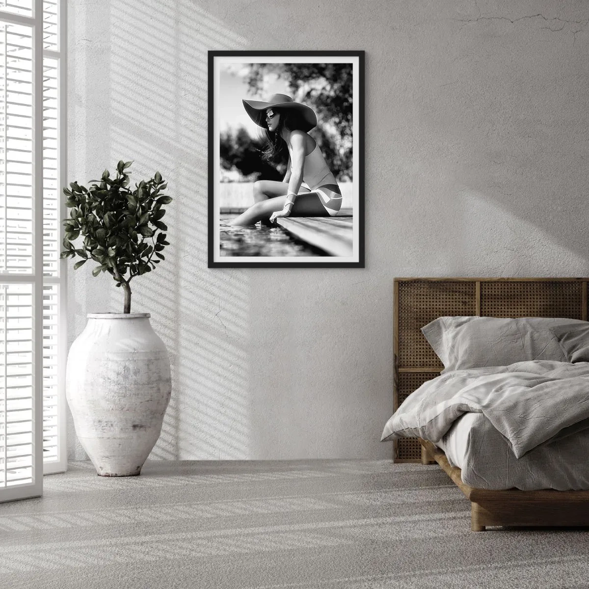 Pôster com moldura preta - Uma fotografia em preto e branco de uma mulher usando um chapéu sentada perto da água. - 50x70cm - Sonho de verão - Decoração de parede moderna para a sala de estar e quarto ARTTOR