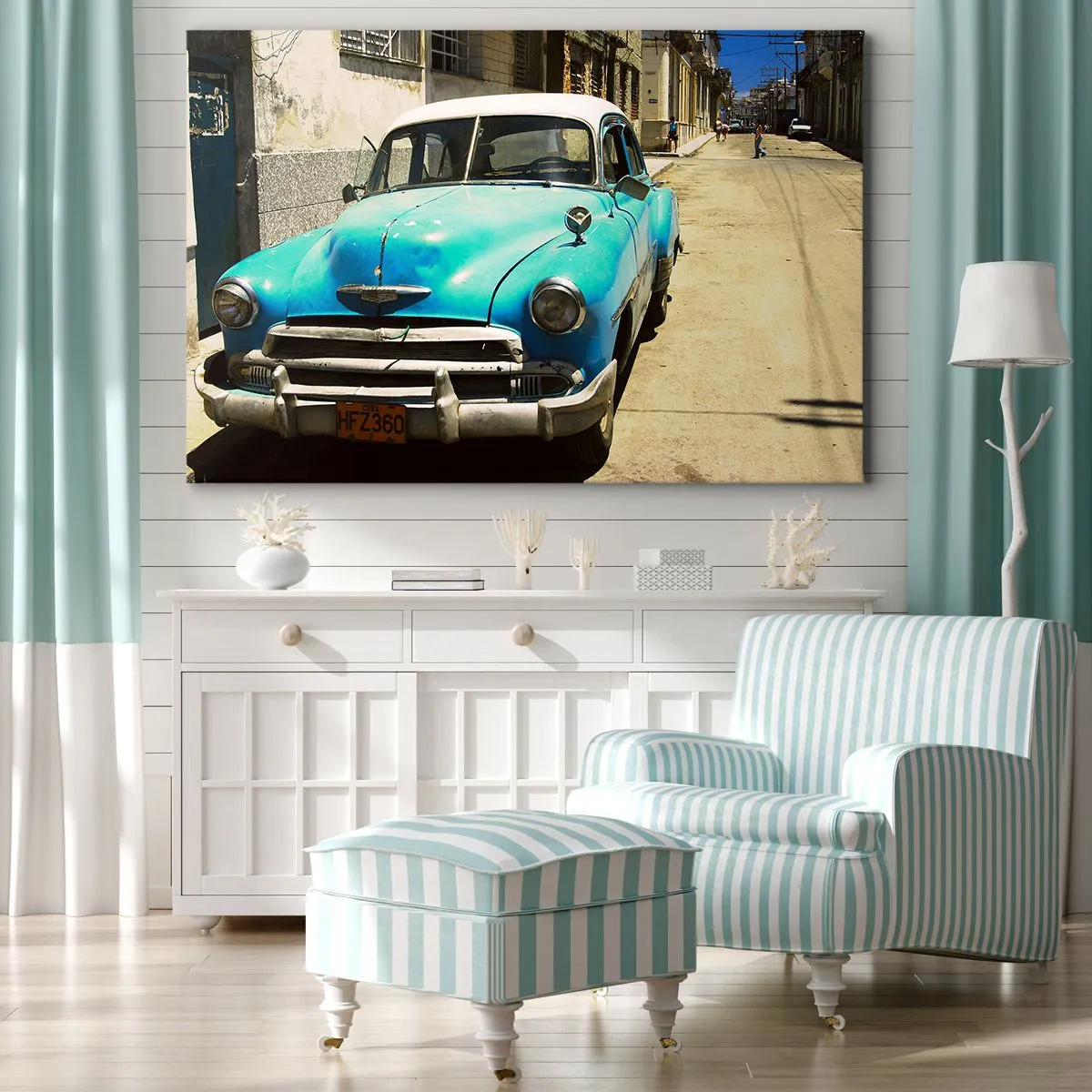 Quadro em tela - Um carro clássico azul na rua em um dia ensolarado - 70x50cm - Evviva Cuba! - Decoração de parede moderna para a sala de estar e quarto ARTTOR