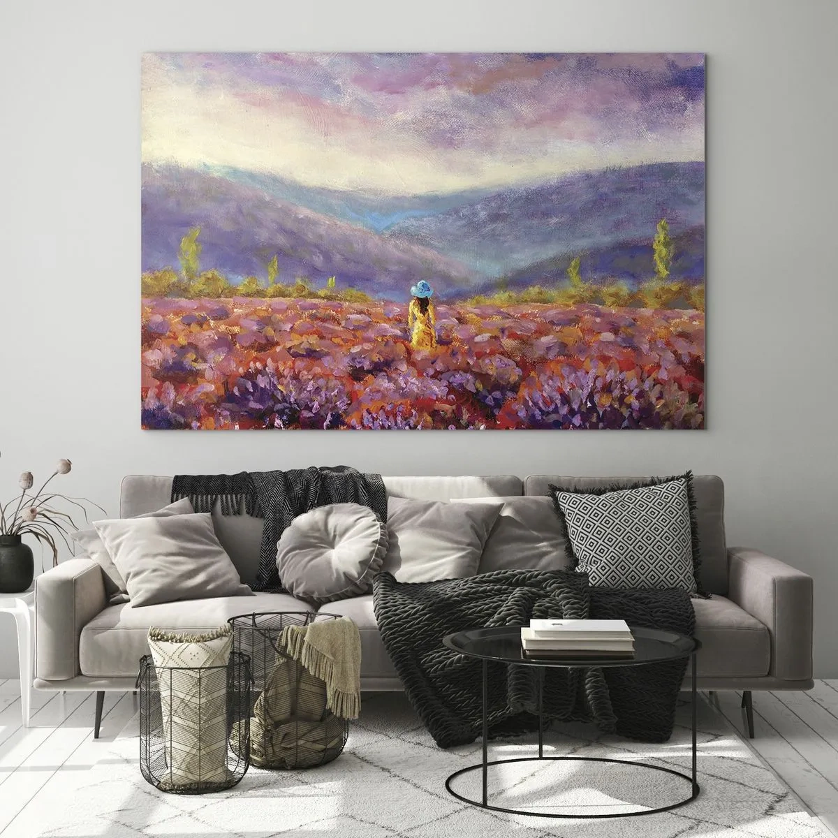 Quadro em vidro - Uma figura usando um chapéu em um campo de lavanda ao anoitecer - 70x50cm - No mundo da lavanda - Decoração de parede moderna para a sala de estar e quarto ARTTOR