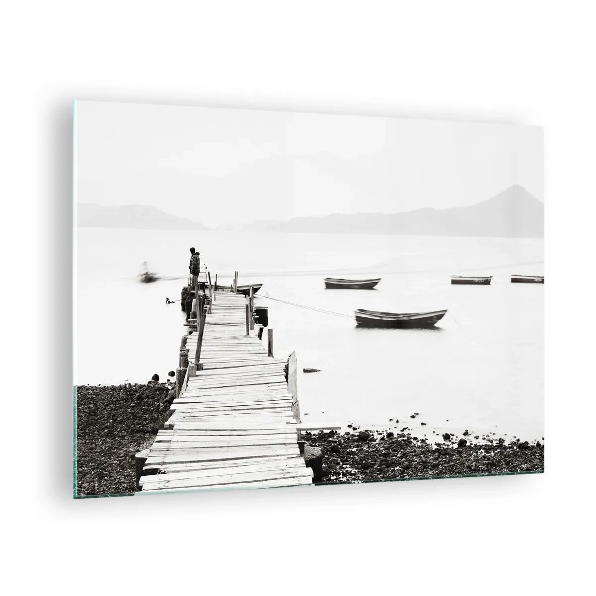 Quadro em vidro - Vista em preto e branco de um píer de madeira sobre um lago - 70x50cm - Sobre água calma e límpida - Decoração de parede moderna para a sala de estar e quarto ARTTOR