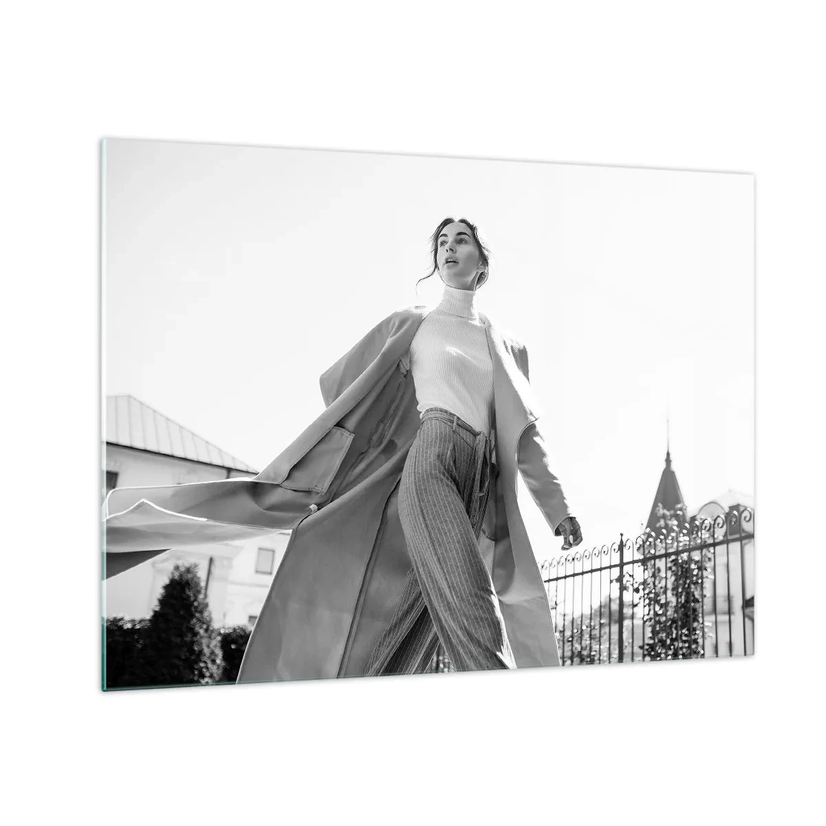 Quadro em vidro - Uma mulher elegante em movimento tendo como pano de fundo a arquitetura urbana - 70x50cm - Vens comigo? - Decoração de parede moderna para a sala de estar e quarto ARTTOR