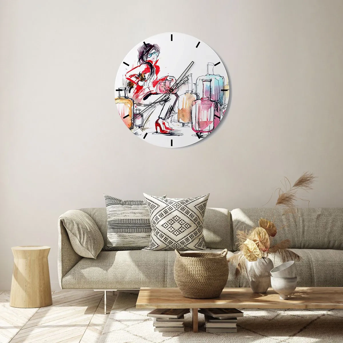 Relógio de parede - Relógio em vidro - Uma mulher de casaco vermelho cercada por malas e acessórios de viagem. - 30x30cm - Vamos sentar antes da viagem - Decoração de parede moderna para a sala de estar, cozinha e quarto ARTTOR