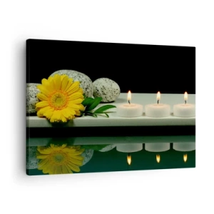 Quadro em tela - Flor amarela, velas e pedras contra o fundo da água - 70x50cm - Acalmando os sentidos - Decoração de parede moderna para a sala de estar e quarto ARTTOR
