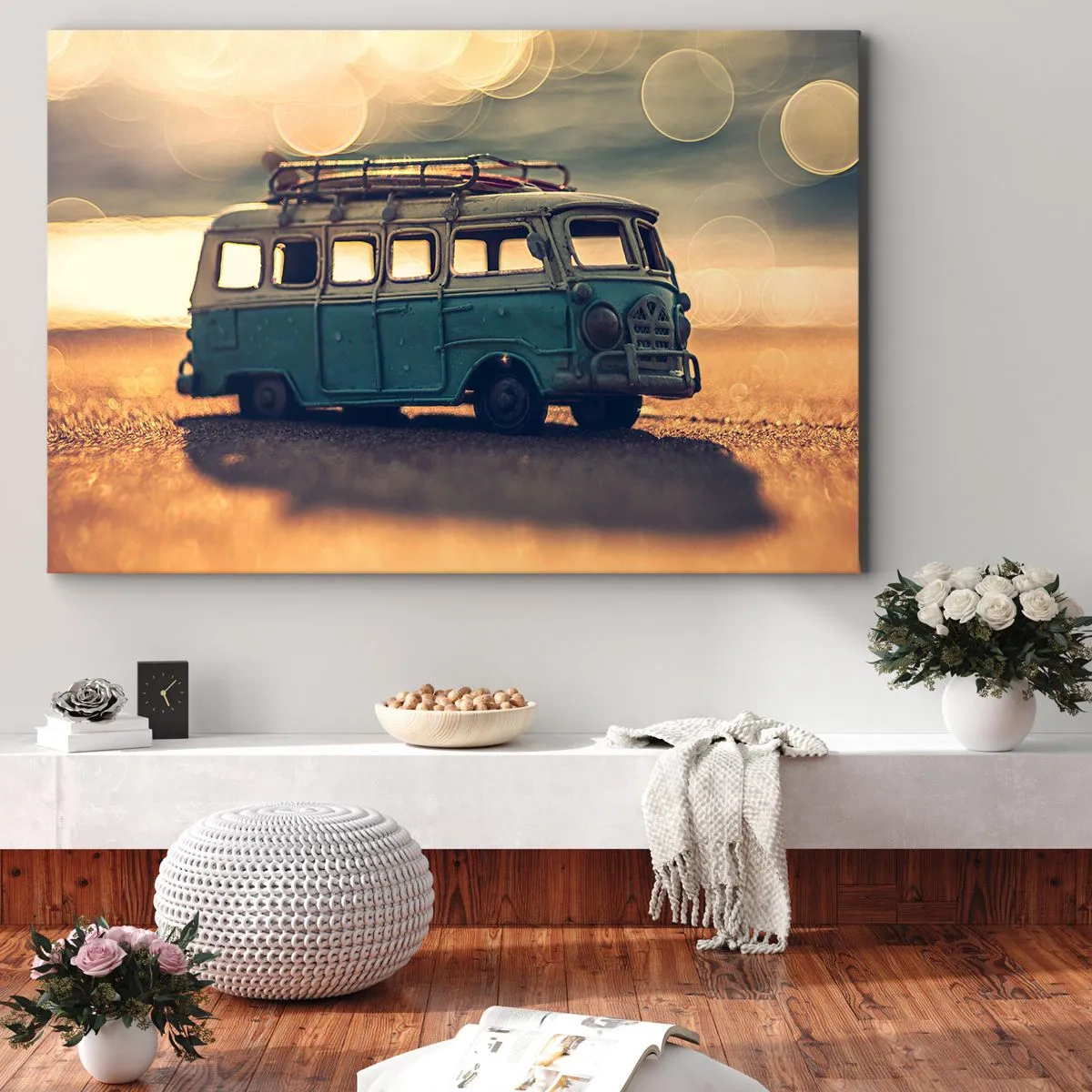 Quadro em tela - Ônibus retrô contra luz desfocada - 70x50cm - O fim da idolatria do dinheiro e do trabalho - Decoração de parede moderna para a sala de estar e quarto ARTTOR
