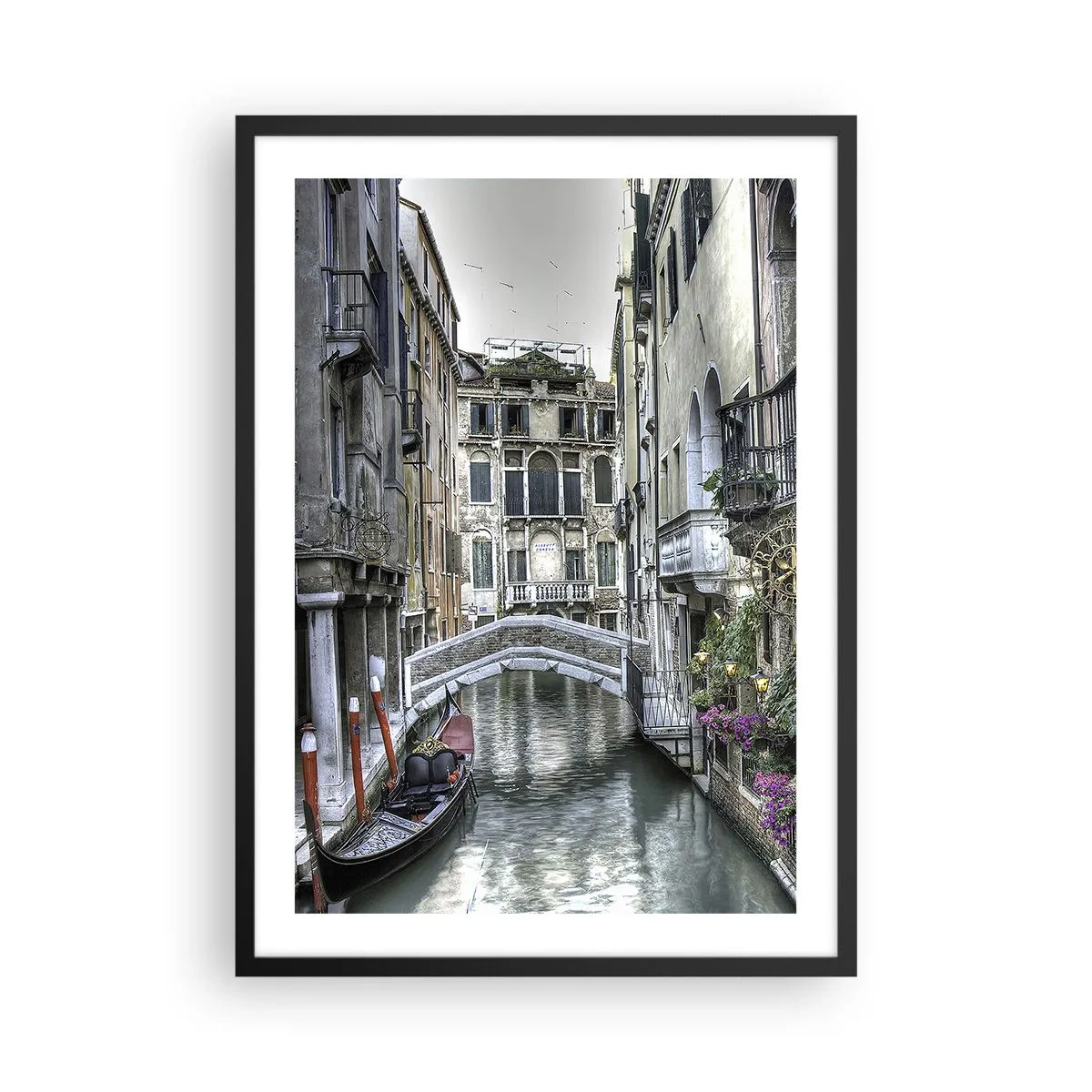 Pôster com moldura preta - Um canal em Veneza com uma gôndola e uma ponte ao fundo - 50x70cm - Há séculos em devaneio silencioso - Decoração de parede moderna para a sala de estar e quarto ARTTOR