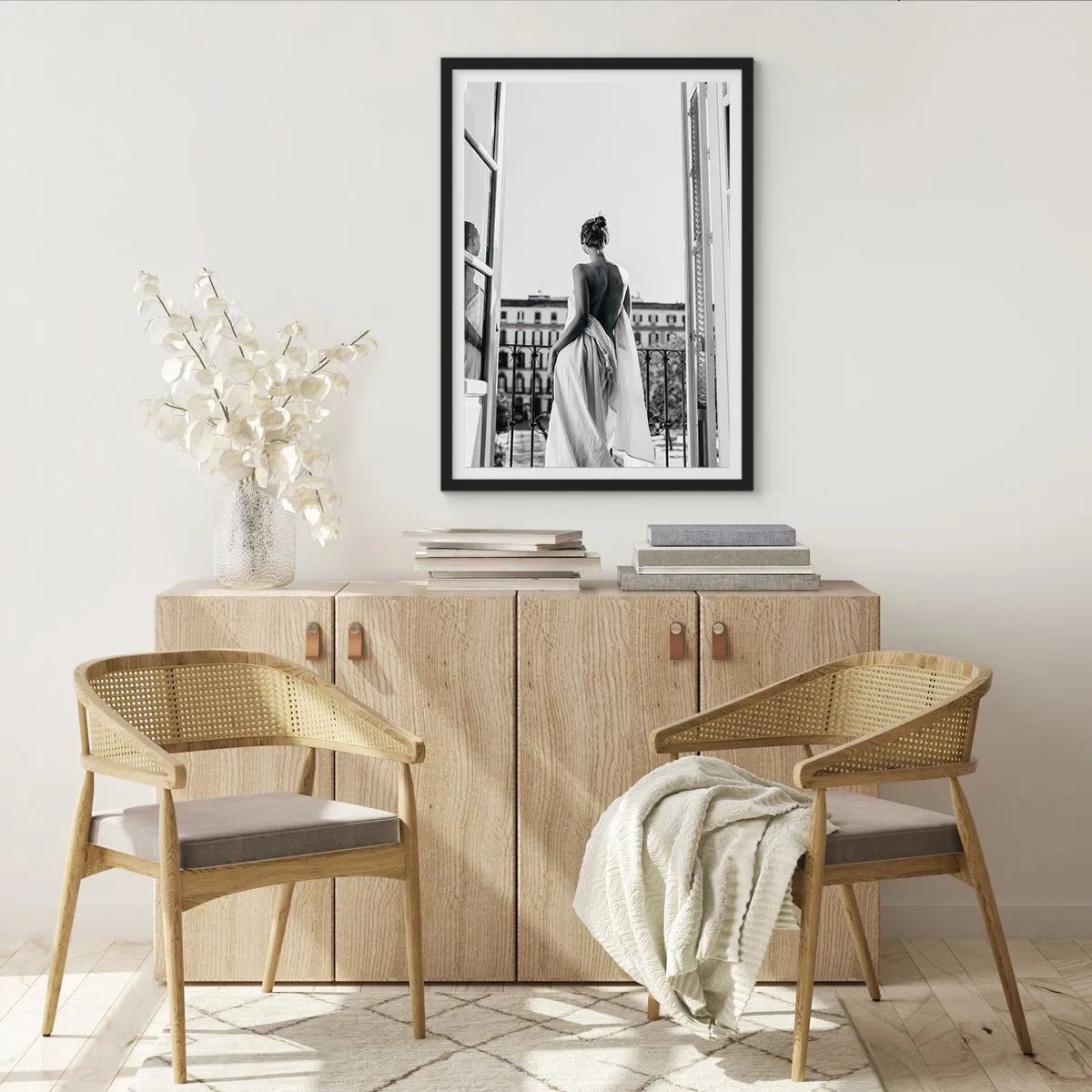 Pôster com moldura preta - Uma mulher de tecido branco em uma varanda com vista para a cidade - 50x70cm - Despertar dos sentidos - Decoração de parede moderna para a sala de estar e quarto ARTTOR