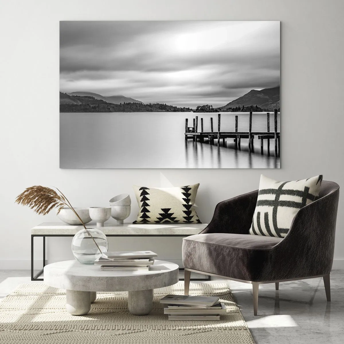 Quadro em vidro - Paisagem em preto e branco com um lago e um píer de madeira - 70x50cm - Gentileza e força - Decoração de parede moderna para a sala de estar e quarto ARTTOR