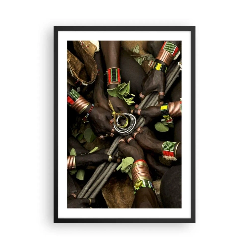 Pôster com moldura preta - Mãos em pulseiras tradicionais, num gesto de comunidade - 50x70cm - Estamos juntos - Decoração de parede moderna para a sala de estar e quarto ARTTOR