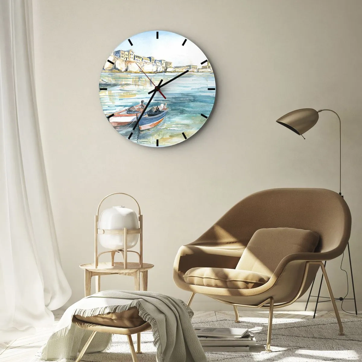 Relógio de parede - Relógio em vidro - Uma vista em aquarela de barcos na praia com edifícios ao fundo. - 30x30cm - Paisagem em azul - Decoração de parede moderna para a sala de estar, cozinha e quarto ARTTOR