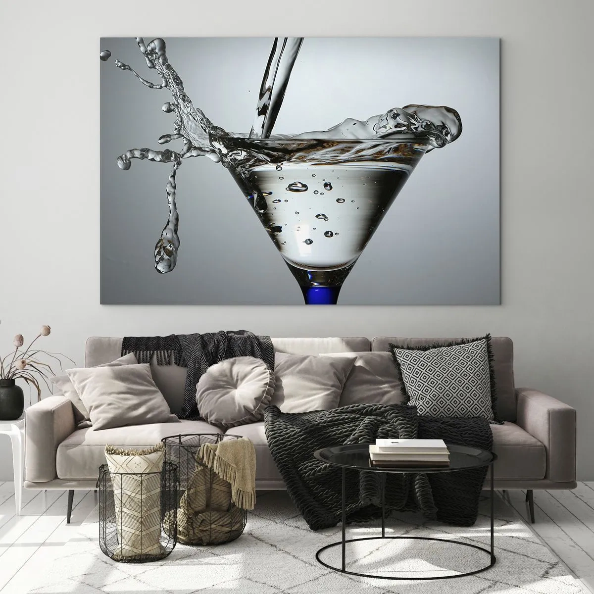 Quadro em vidro - Líquido em uma taça de martini espirrando contra um fundo cinza - 70x50cm - Na borda da taça - Decoração de parede moderna para a sala de estar e quarto ARTTOR