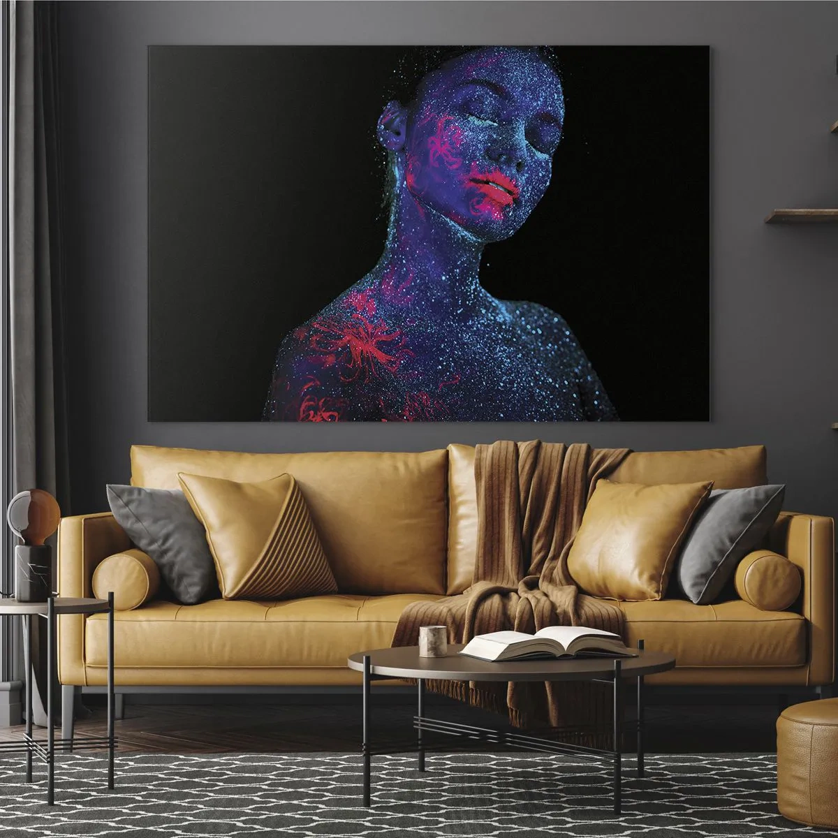 Quadro em vidro - Retrato de uma mulher com pintura corporal fluorescente - 70x50cm - Na poeira estelar - Decoração de parede moderna para a sala de estar e quarto ARTTOR