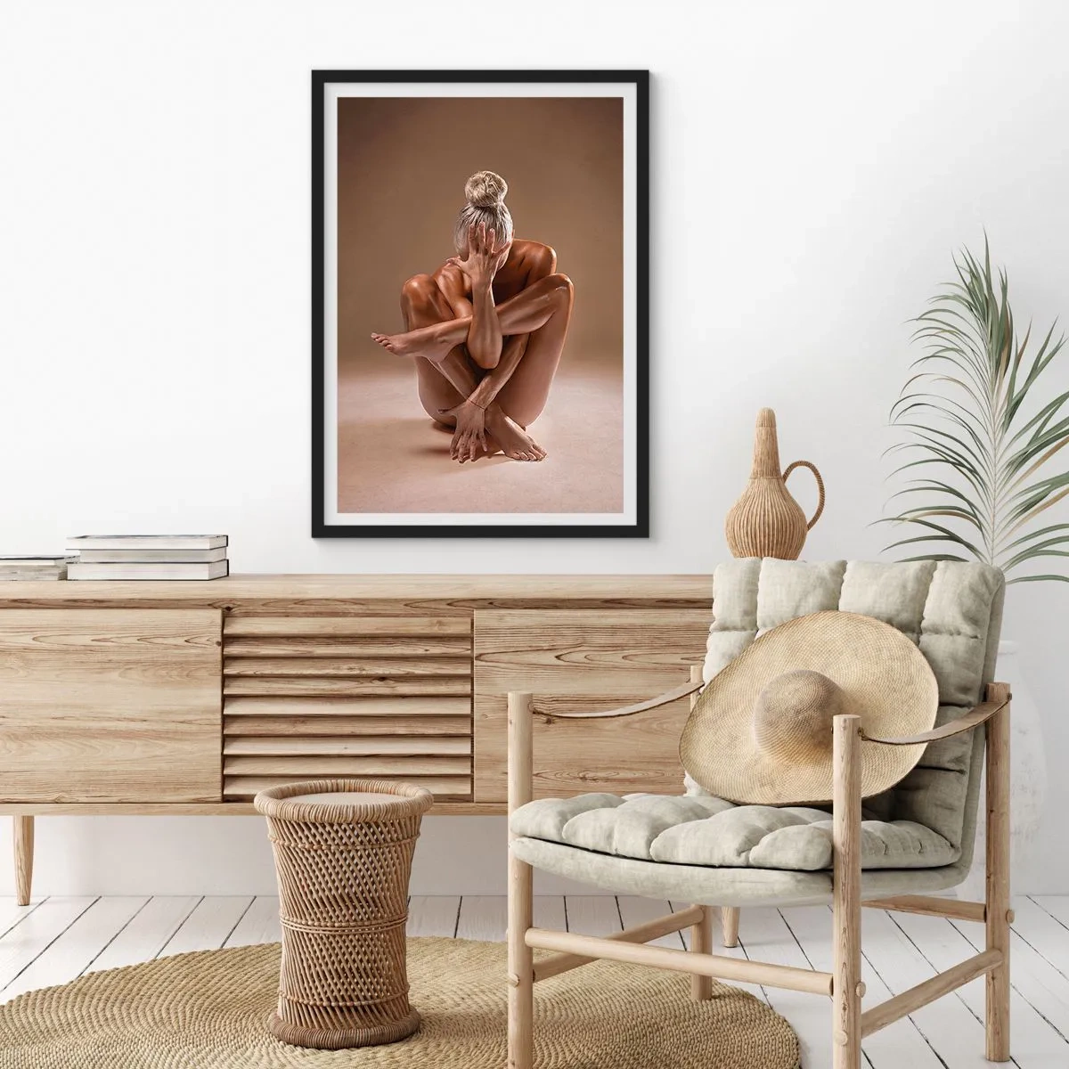 Pôster com moldura preta - Foto artística de uma mulher em pose sensual contra um fundo bege - 50x70cm - Unidade de corpo e alma - Decoração de parede moderna para a sala de estar e quarto ARTTOR