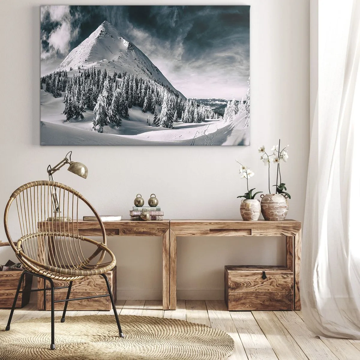 Quadro em tela - Um pico de montanha coberto de neve cercado por uma floresta de inverno - 70x50cm - Terra de neve e gelo - Decoração de parede moderna para a sala de estar e quarto ARTTOR