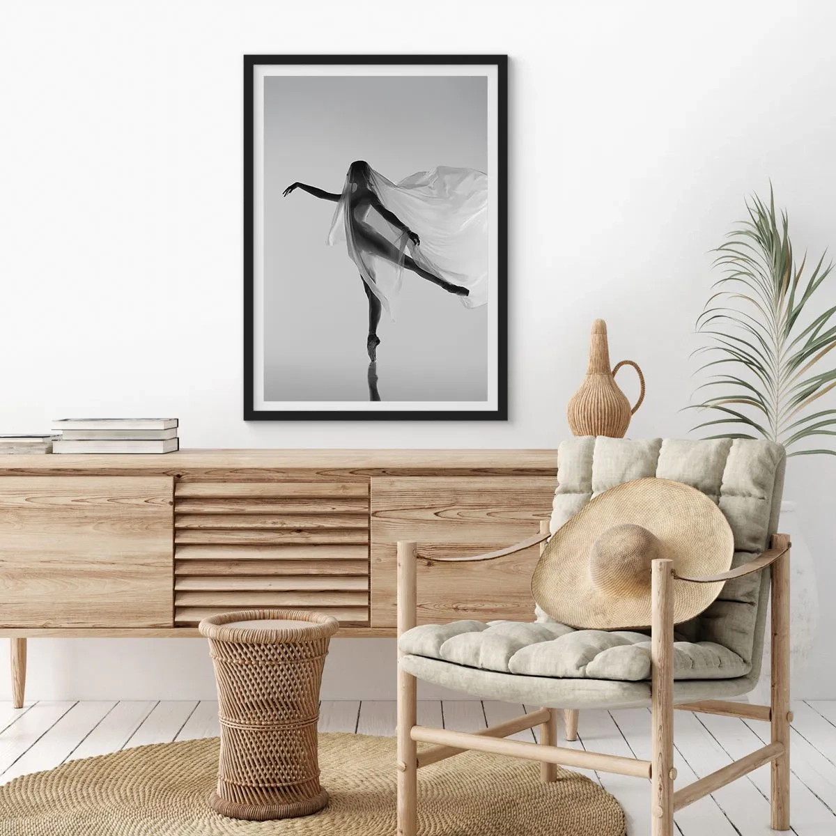 Pôster com moldura preta - Uma dançarina com um véu arejado em uma composição em preto e branco - 50x70cm - Leveza e graça - Decoração de parede moderna para a sala de estar e quarto ARTTOR