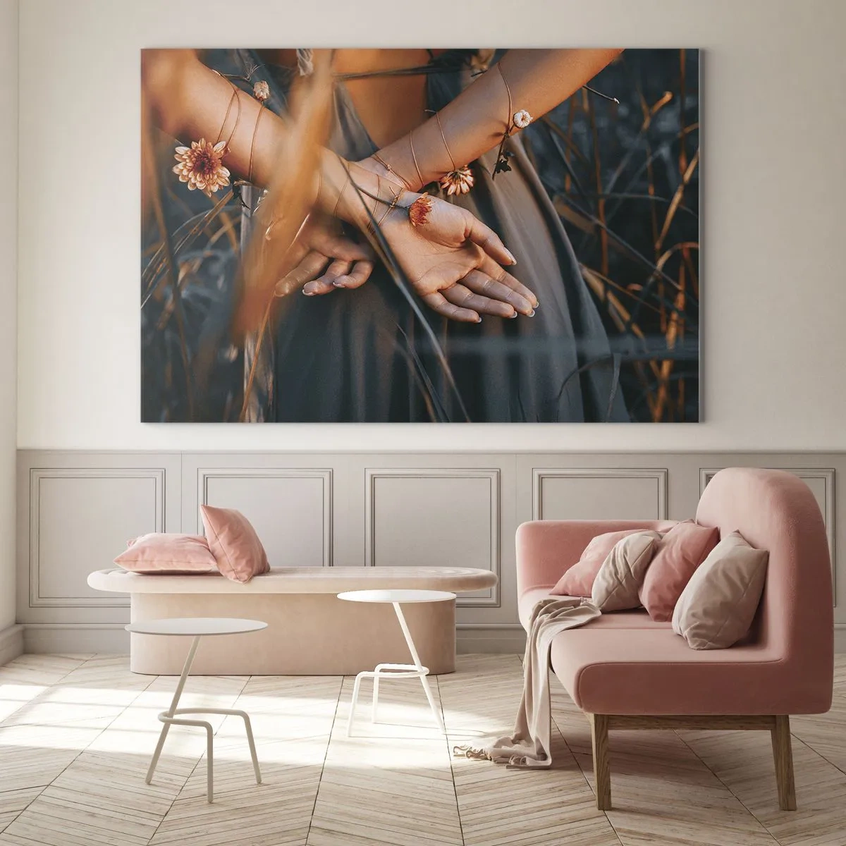 Quadro em vidro - Close-up das mãos entrelaçadas de uma mulher com flores sobre um fundo gramado - 70x50cm - Ligada à natureza - Decoração de parede moderna para a sala de estar e quarto ARTTOR