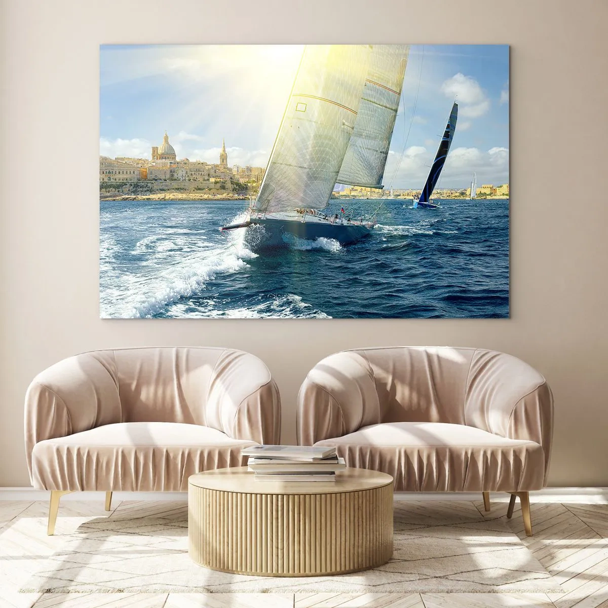 Quadro em vidro - Um iate navegando tendo como pano de fundo uma cidade em um dia ensolarado - 70x50cm - É hora de deixar a cidade - Decoração de parede moderna para a sala de estar e quarto ARTTOR