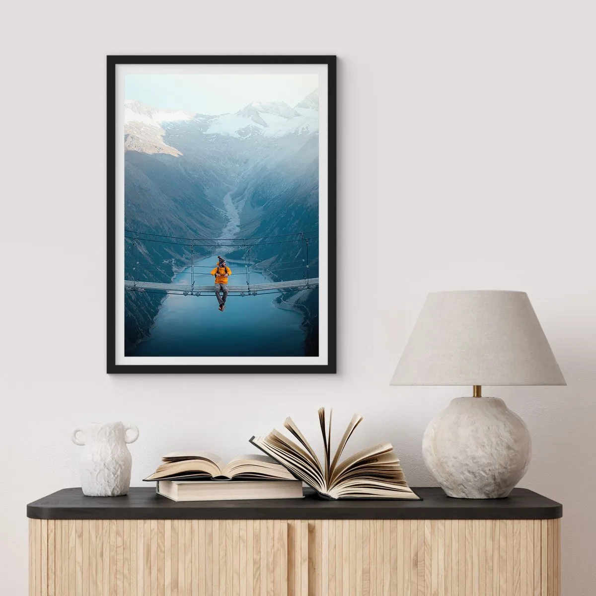 Pôster com moldura preta - Uma pessoa com uma jaqueta amarela sentada em uma ponte suspensa sobre um vale - 50x70cm - Encantado com a paisagem - Decoração de parede moderna para a sala de estar e quarto ARTTOR