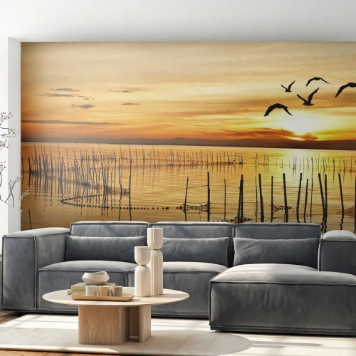 Papel de Parede Standard Eco - Pôr do sol dourado sobre um lago calmo com pássaros - 100x70cm - Na pescaria - Decoração de parede moderna para a sala de estar e quarto ARTTOR