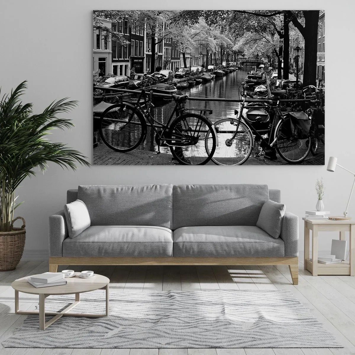 Quadro em vidro - Vista em preto e branco de um canal com bicicletas e barcos - 70x50cm - Vista muito holandesa - Decoração de parede moderna para a sala de estar e quarto ARTTOR