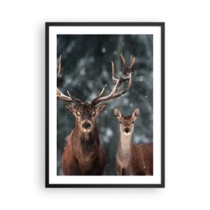 Pôster com moldura preta - Um par de veados tendo como pano de fundo uma floresta de inverno - 50x70cm - O senhor da floresta com sua esposa - Decoração de parede moderna para a sala de estar e quarto ARTTOR