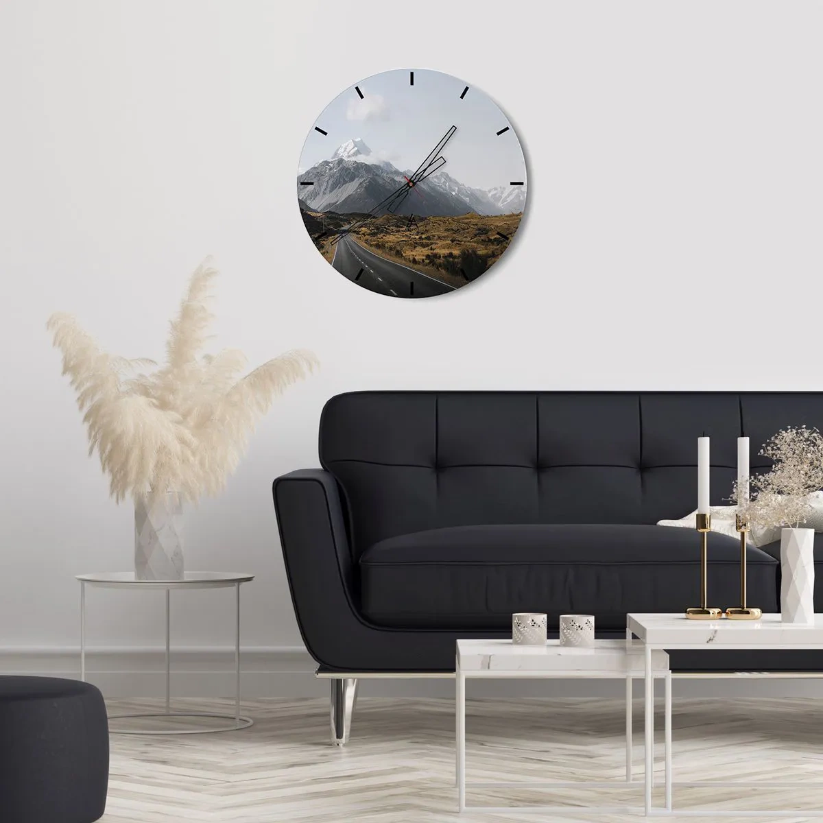 Relógio de parede - Relógio em vidro - Uma estrada que leva em direção a montanhas cobertas de neve sob um céu claro - 30x30cm - O caminho para o coração das montanhas - Decoração de parede moderna para a sala de estar, cozinha e quarto ARTTOR