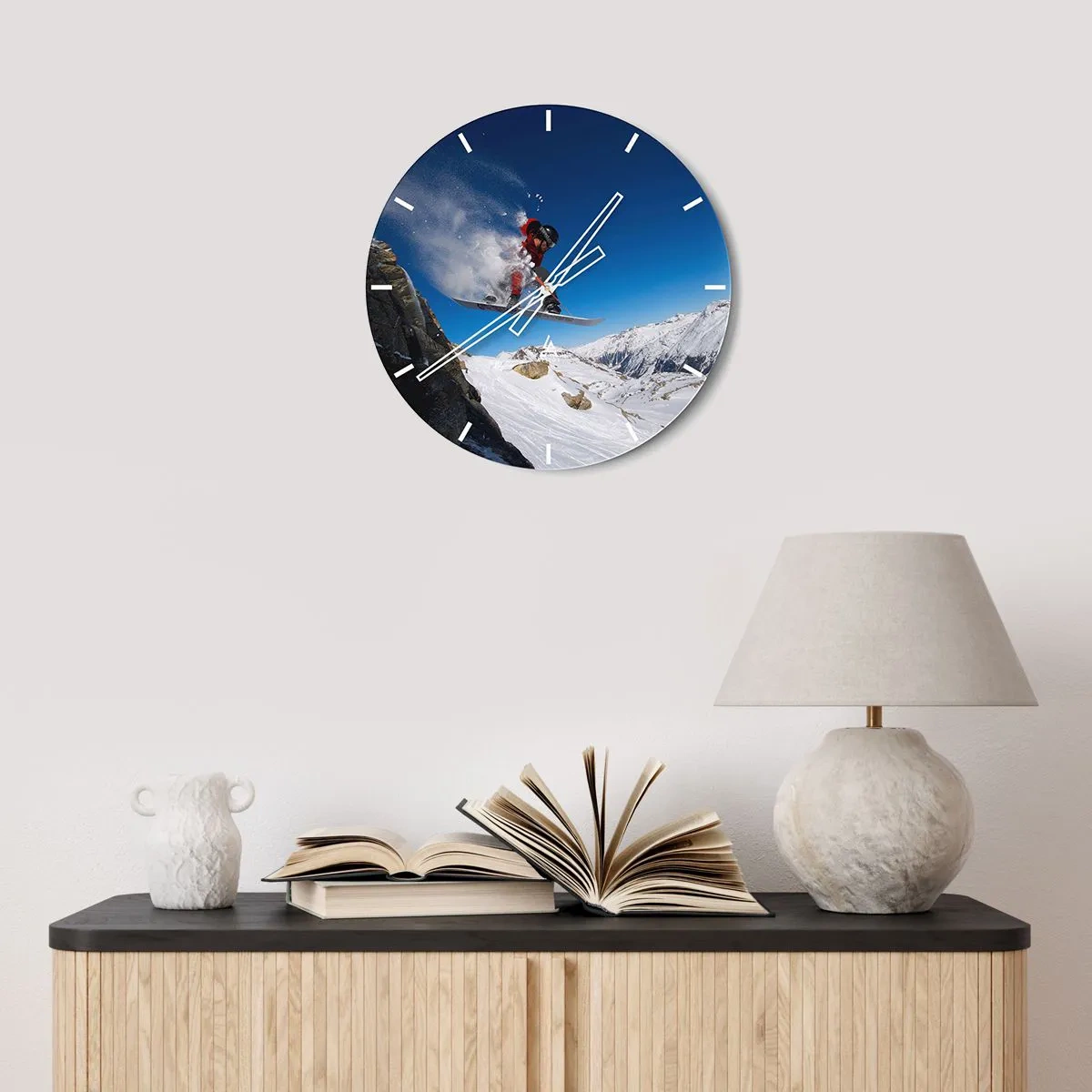 Relógio de parede - Relógio em vidro - Um snowboarder realiza um salto em uma paisagem montanhosa. - 30x30cm - E tornou-se parte do espaço - Decoração de parede moderna para a sala de estar, cozinha e quarto ARTTOR