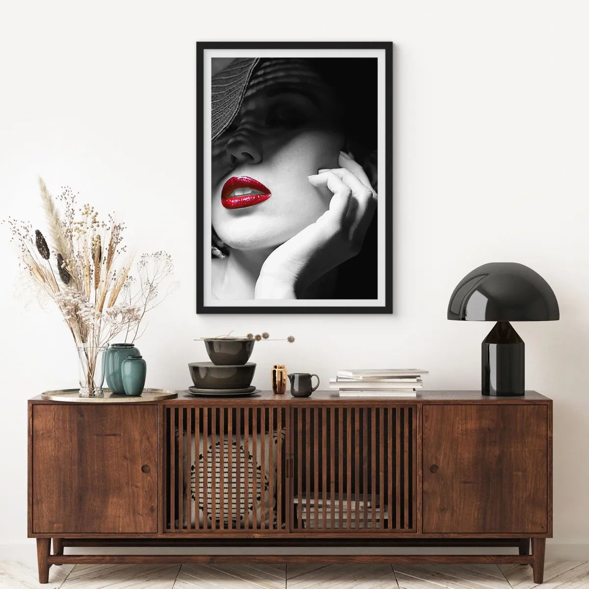 Pôster com moldura preta - Retrato de uma mulher de chapéu com lábios vermelhos - 50x70cm - Um estudo em vermelho - Decoração de parede moderna para a sala de estar e quarto ARTTOR