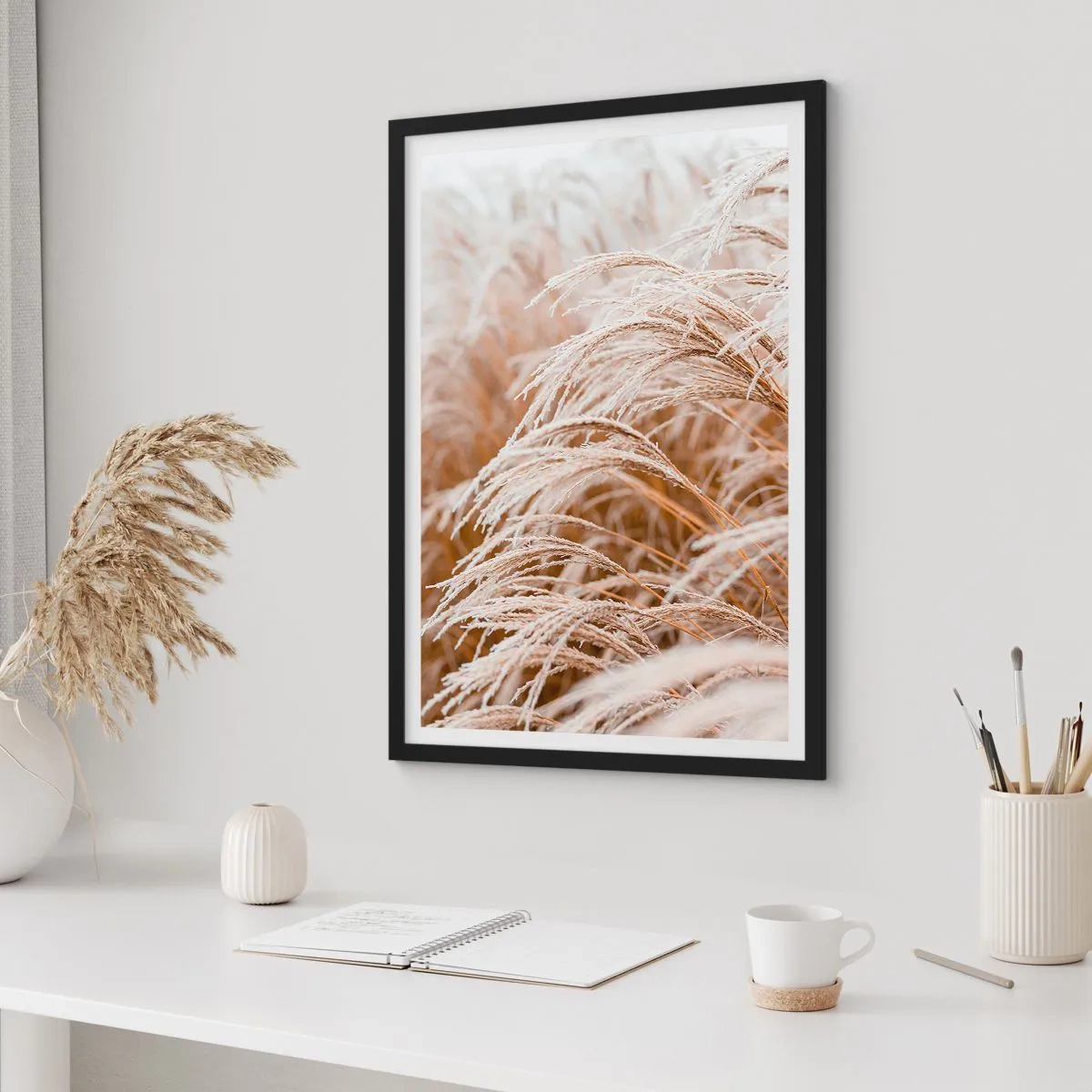 Pôster com moldura preta - Close-up de grama congelada em uma paisagem de inverno - 50x70cm - Curvar-se ao sol de outono - Decoração de parede moderna para a sala de estar e quarto ARTTOR