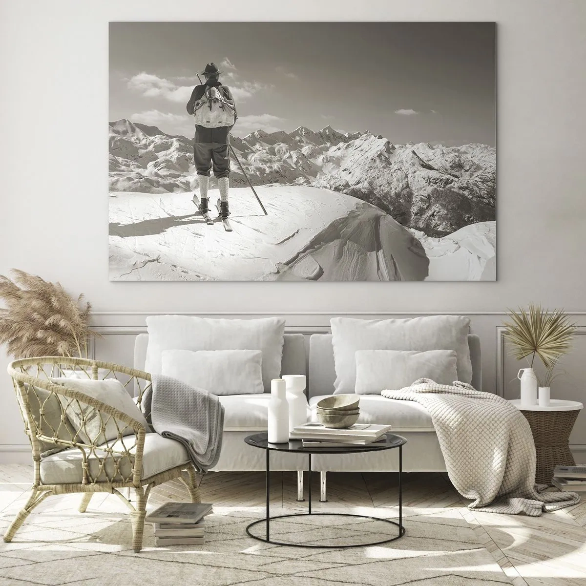 Quadro em vidro - Esquiador no pico de uma montanha em preto e branco - 70x50cm - E as montanhas são as mesmas - Decoração de parede moderna para a sala de estar e quarto ARTTOR