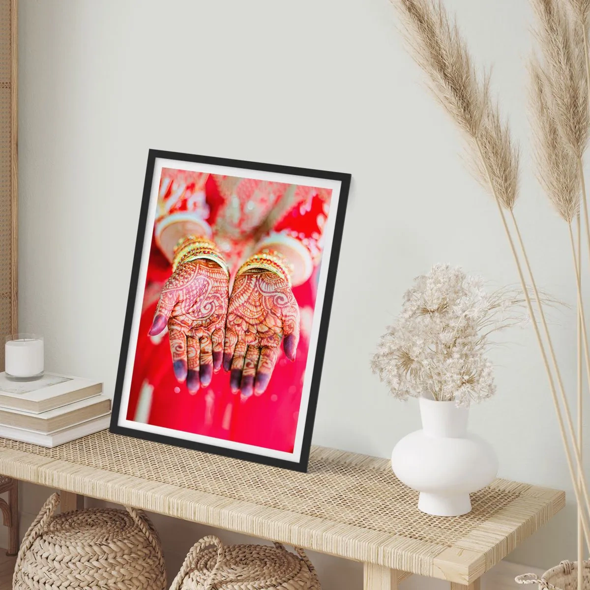 Pôster com moldura preta - Mãos decorativas de hena sobre fundo vermelho - 50x70cm - Pronto para alcançar a felicidade - Decoração de parede moderna para a sala de estar e quarto ARTTOR
