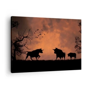 Quadro em tela - Silhuetas de touros contra um céu laranja ao pôr do sol - 70x50cm - Um espetáculo dramático da natureza - Decoração de parede moderna para a sala de estar e quarto ARTTOR