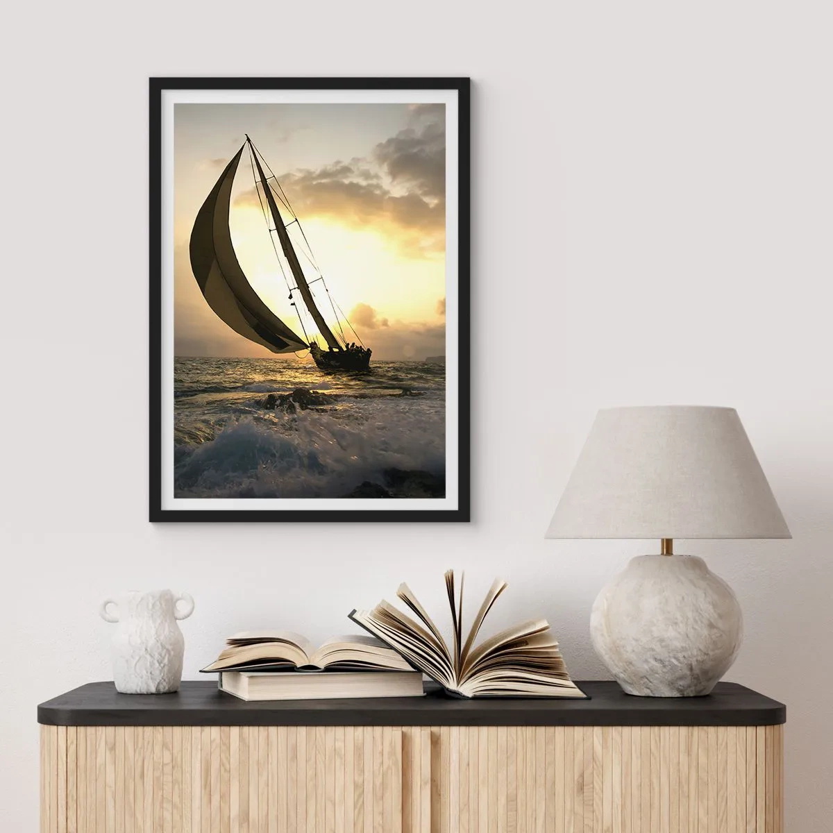 Pôster com moldura preta - Um veleiro em um mar tempestuoso sob o brilho do sol poente - 50x70cm - Com o vento e contra o vento - Decoração de parede moderna para a sala de estar e quarto ARTTOR