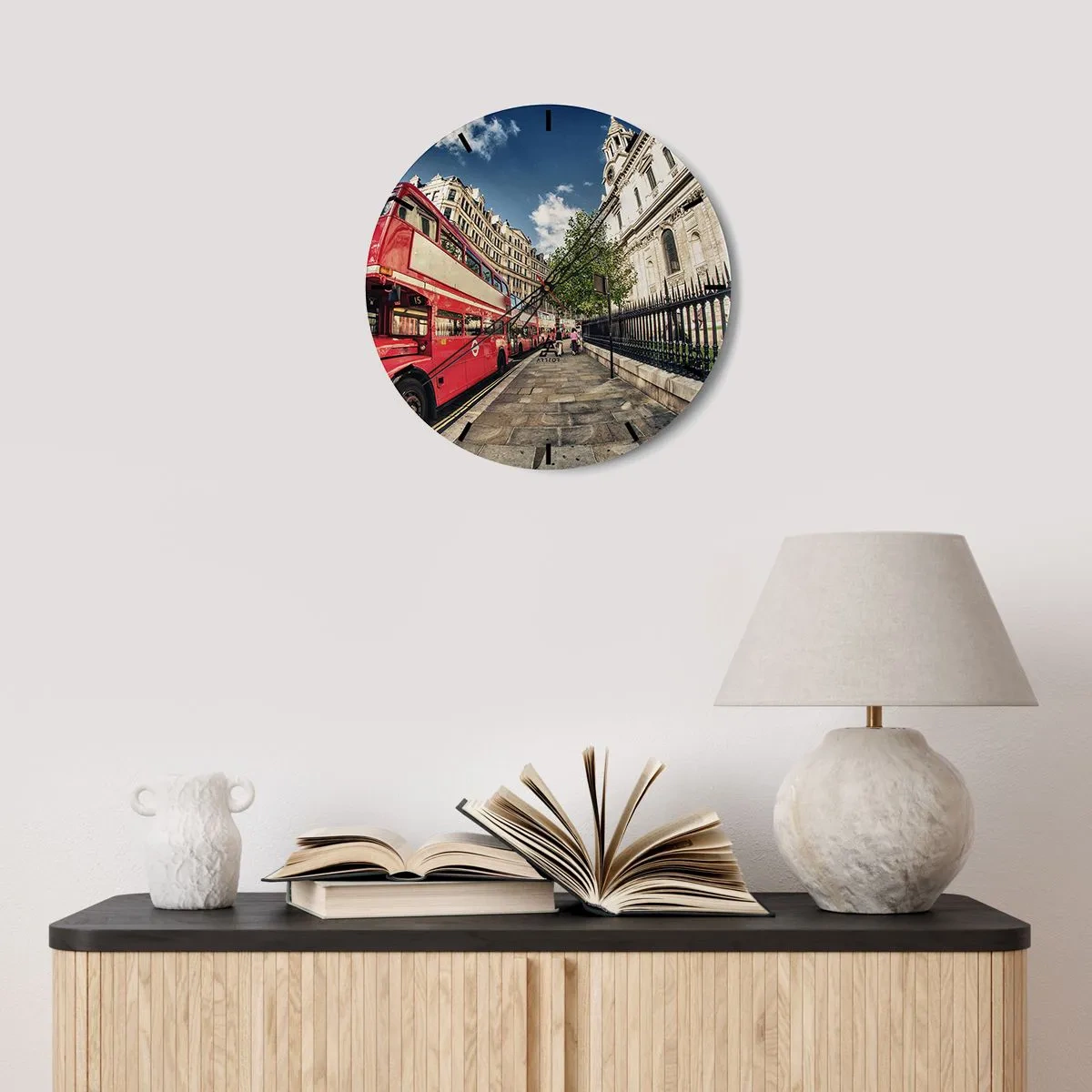 Relógio de parede - Relógio em vidro - Um ônibus vermelho de dois andares em uma rua da cidade em um dia ensolarado - 30x30cm - Rua de Londres em cinza e vermelho - Decoração de parede moderna para a sala de estar, cozinha e quarto ARTTOR