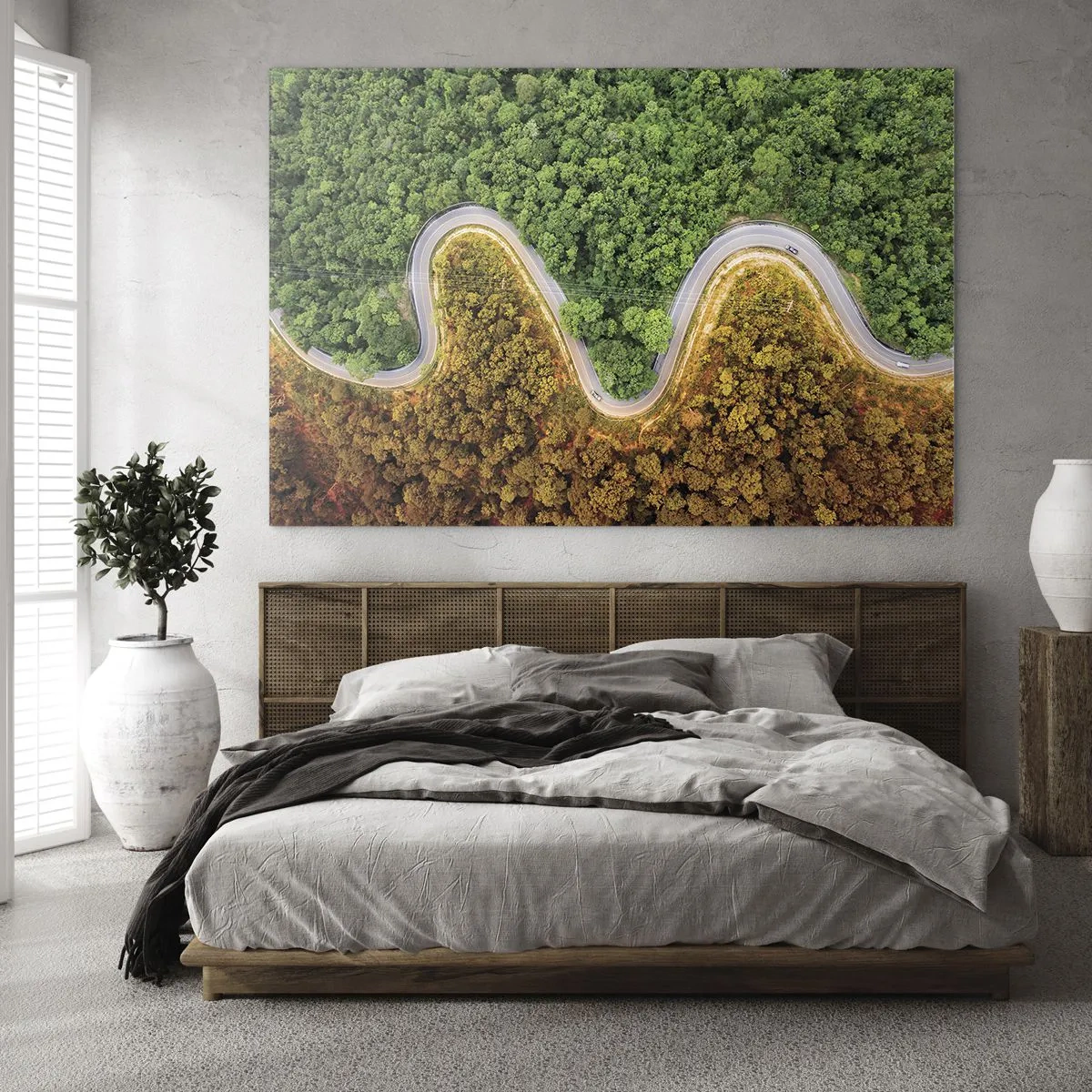 Quadro em vidro - Uma estrada sinuosa através de uma floresta densa vista de um pássaro - 70x50cm - Fronteiras e descobertas - Decoração de parede moderna para a sala de estar e quarto ARTTOR