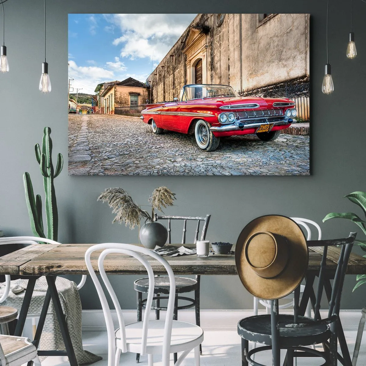 Quadro em tela - Carro clássico vermelho em uma rua de paralelepípedos - 70x50cm - Emoções cubanas - Decoração de parede moderna para a sala de estar e quarto ARTTOR