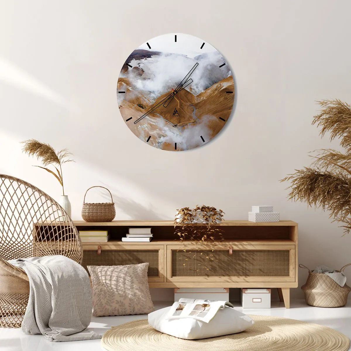 Relógio de parede - Relógio em vidro - Paisagem montanhosa da Islândia com névoas pairando sobre o vale - 30x30cm - A beleza crua da Islândia - Decoração de parede moderna para a sala de estar, cozinha e quarto ARTTOR