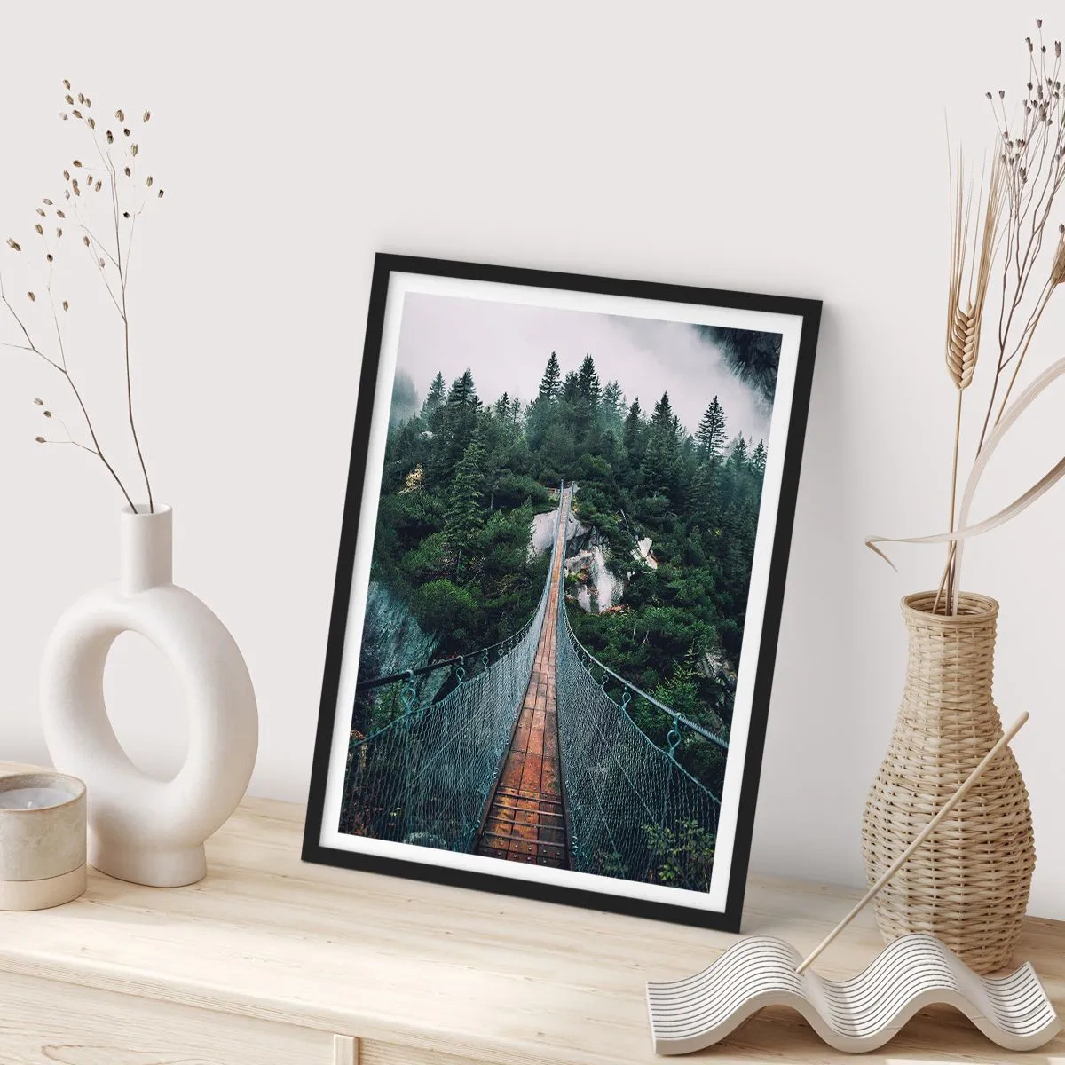 Pôster com moldura preta - Uma ponte suspensa através de uma floresta densa e enevoada - 50x70cm - Apenas para águias - Decoração de parede moderna para a sala de estar e quarto ARTTOR