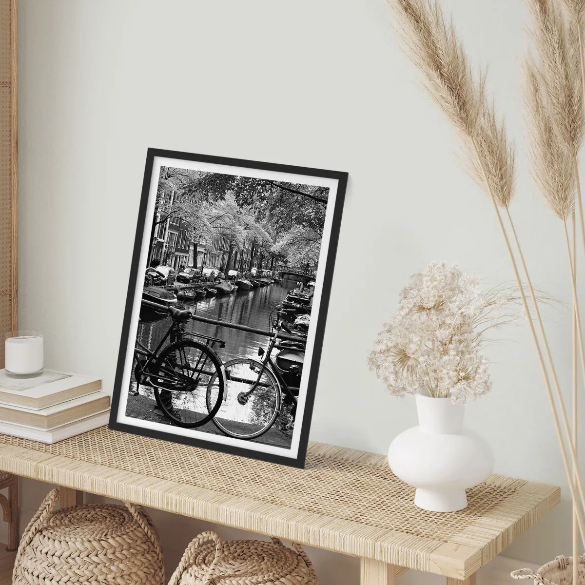 Pôster com moldura preta - Vista em preto e branco de um canal com bicicletas em Amsterdã - 50x70cm - Vista muito holandesa - Decoração de parede moderna para a sala de estar e quarto ARTTOR
