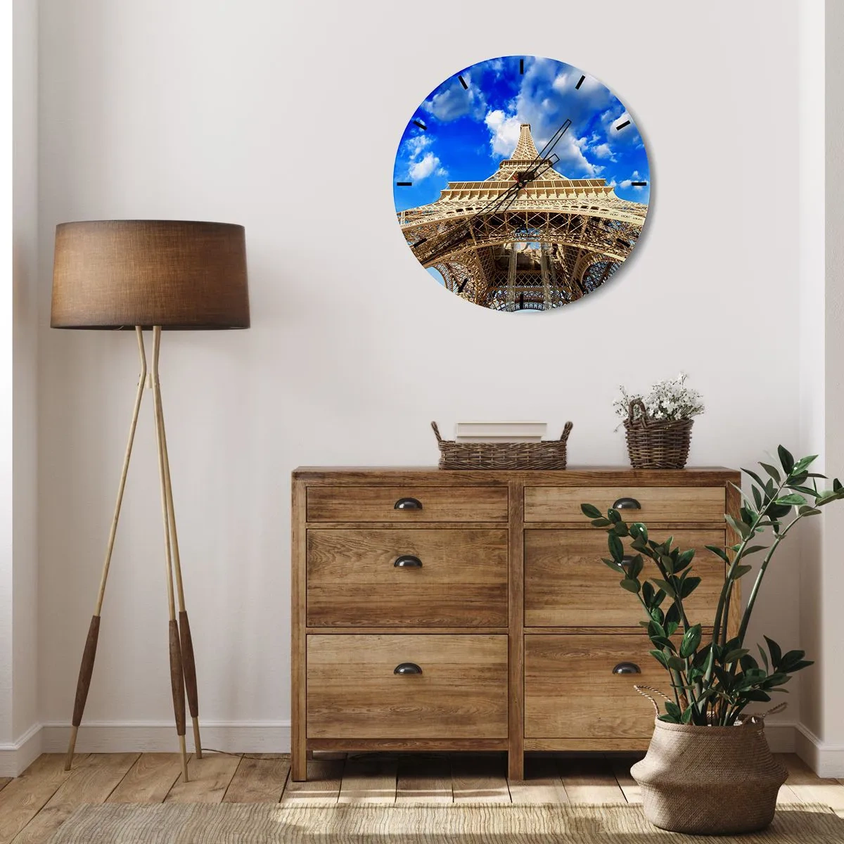 Relógio de parede - Relógio em vidro - A Torre Eiffel vista de baixo contra um céu azul - 30x30cm - Alcançando o céu e as nuvens - Decoração de parede moderna para a sala de estar, cozinha e quarto ARTTOR