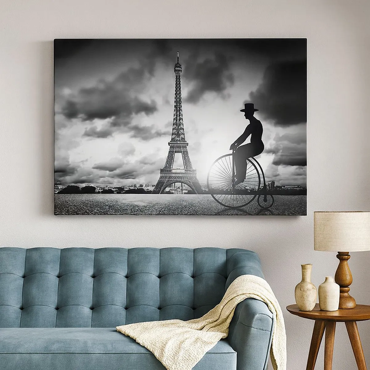 Quadro em tela - Imagem em preto e branco de uma bicicleta retrô com a Torre Eiffel ao fundo - 70x50cm - Saudades da Belle Époque - Decoração de parede moderna para a sala de estar e quarto ARTTOR