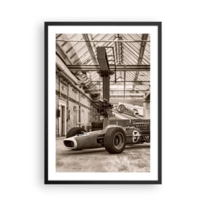 Pôster com moldura preta - Carro de corrida icônico em um interior industrial - 50x70cm - O descanso do vencedor - Decoração de parede moderna para a sala de estar e quarto ARTTOR
