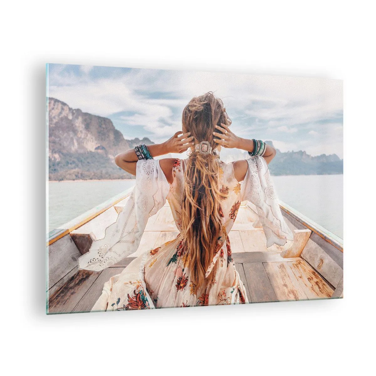 Quadro em vidro - Uma mulher em um barco olhando para as montanhas e o lago. - 70x50cm - A caminho da felicidade - Decoração de parede moderna para a sala de estar e quarto ARTTOR