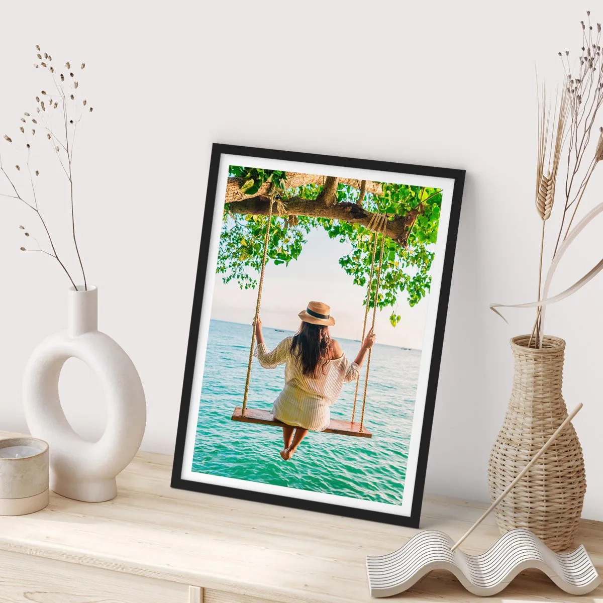 Pôster com moldura preta - Mulher em um balanço à beira-mar em um ambiente tropical - 50x70cm - A vida é bela - Decoração de parede moderna para a sala de estar e quarto ARTTOR
