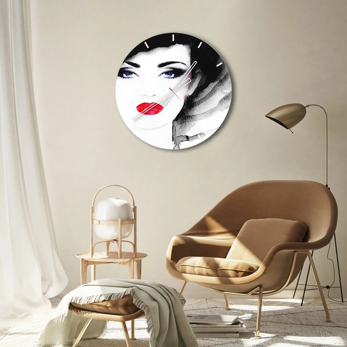 Relógio de parede - Relógio em vidro - Retrato de uma mulher com lábios vermelhos e olhos azuis intensos - 30x30cm - Repulsa e convoca - Decoração de parede moderna para a sala de estar, cozinha e quarto ARTTOR
